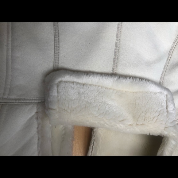 Perfect for jeans or other pans. Chic Jacket, Faux Fur, White, Size 0-2. - Picture 8 of 8